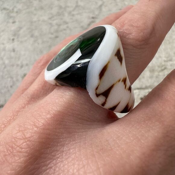 Vintage Chunky Shell And Mother And Pearl Carved Cocktail Ring - Picture 5 of 9